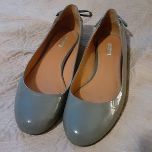 Vera Wang grey patent leather flat with ribbon bow detail